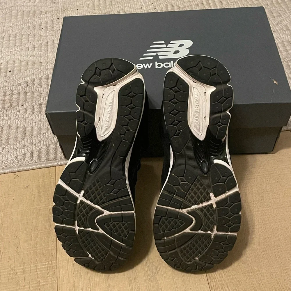 New Balance Men’s Black 2002R - Picture 4 of 8